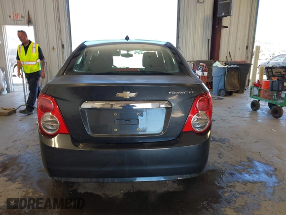 2014 Chevrolet Sonic LT z VIN 1G1JC5SH2E4199864, wystawiony jako IAAI lot #42370631 z przebiegiem 59 781 mil mil oraz . Historia ofert i sprzedaży dostępna na DreamBid. Obrazek 16.