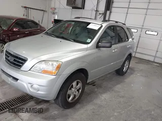 2008 Kia Sorento LX z VIN KNDJC735385786113, wystawiony jako IAAI lot #42140845 z przebiegiem 174 289 mil mil oraz . Historia ofert i sprzedaży dostępna na DreamBid. Obrazek 2.