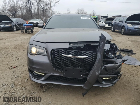 2019 Chrysler 300 S z VIN 2C3CCABG8KH594943, wystawiony jako Copart lot #49223225 z przebiegiem 60 893 mil mil oraz Szkody całkowita. Historia ofert i sprzedaży dostępna na DreamBid. Obrazek 5.