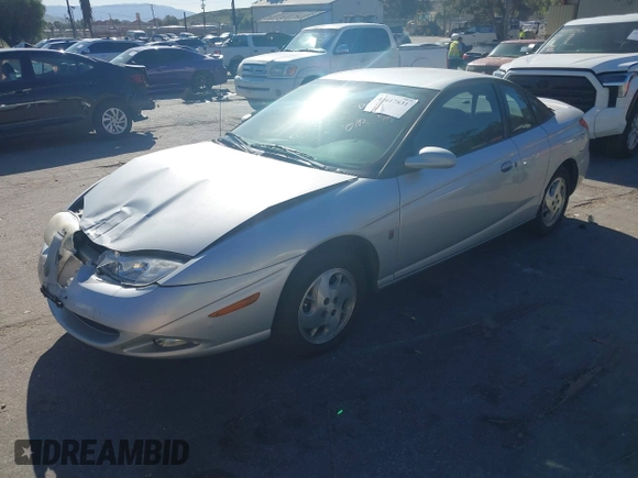 2002 Saturn SC z VIN 1G8ZY14732Z144888, wystawiony jako IAAI lot #41617831 z przebiegiem 138 564 mil mil oraz . Historia ofert i sprzedaży dostępna na DreamBid. Obrazek 2.