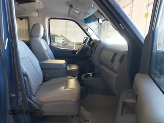 2017 Nissan NV SL z VIN 5BZAF0AA6HN852913, wystawiony jako IAAI lot #41686657 z przebiegiem 88 182 mil mil oraz . Historia ofert i sprzedaży dostępna na DreamBid. Obrazek 5.