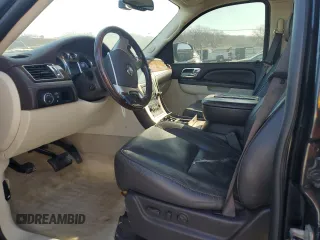 2010 Cadillac Escalade ESV Platinum Edition z VIN 1GYUKKEF6AR137536, wystawiony jako Copart lot #48436155 z przebiegiem 167 150 mil mil oraz Szkoda całkowita • Salvage title. Historia ofert i sprzedaży dostępna na DreamBid. Obrazek 7.