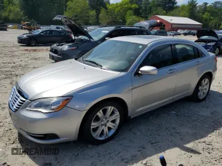 2012 Chrysler 200 Touring z VIN 1C3CCBBB5CN101898, wystawiony jako Copart lot #57136855 z przebiegiem 92 870 mil mil oraz Tytuł czysty. Historia ofert i sprzedaży dostępna na DreamBid. Obrazek 1.