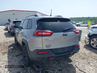 2017 Jeep Cherokee Trailhawk z VIN 1C4PJMBSXHW601720, wystawiony jako IAAI lot #42237975 z przebiegiem 92 239 mil mil oraz . Historia ofert i sprzedaży dostępna na DreamBid. Obrazek 3.