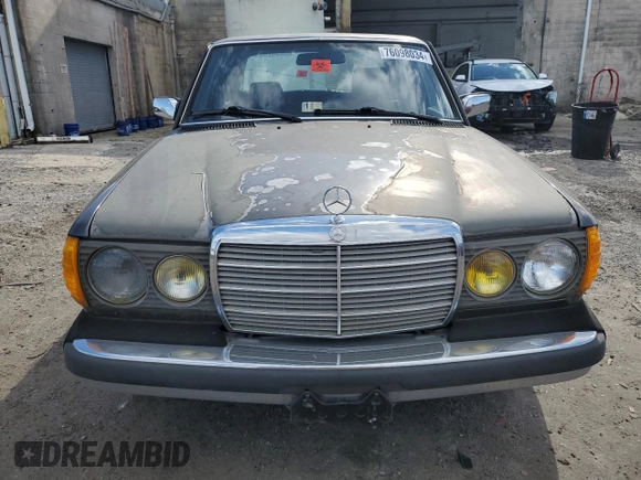 1984 Mercedes-Benz 300 D с VIN WDBAB33A3EA157882, выставлен на аукционе Copart как лот 76098034 с пробегом 185 136 миль миль и Чистый • Clean title. История ставок и продаж доступна на DreamBid. Изображение 5.