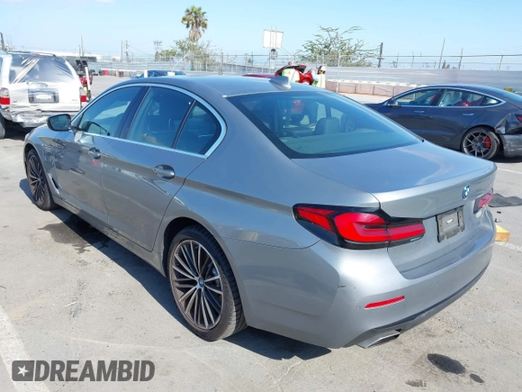 2023 BMW 5 Series 530e z VIN WBA13AG00PCM10164, wystawiony jako IAAI lot #42406603 z przebiegiem 26 770 mil mil oraz . Historia ofert i sprzedaży dostępna na DreamBid. Obrazek 3.