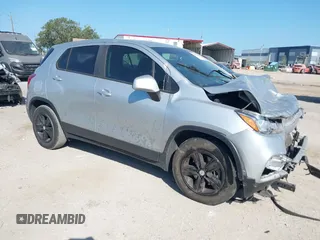 2020 Chevrolet Trax LS z VIN KL7CJKSB8LB033001, wystawiony jako IAAI lot #42107104 z przebiegiem 106 123 mil mil oraz . Historia ofert i sprzedaży dostępna na DreamBid. Obrazek 1.