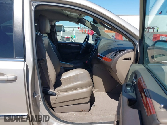 2012 Chrysler Town & Country Touring with VIN 2C4RC1BG7CR345261, listed as a IAAI auction lot 41777203 with 158,732 mi miles. Bid and sale history available at carsss.com. Image 5.