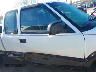 2001 GMC Sonoma SLS 1SG z VIN 1GTCS19W418211564, wystawiony jako IAAI lot #42071533 z przebiegiem 203 541 mil mil oraz . Historia ofert i sprzedaży dostępna na DreamBid. Obrazek 13.
