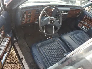 1989 Cadillac Brougham z VIN 1G6DW51Y6KR723841, wystawiony jako Copart lot #74548864 z przebiegiem 74 705 mil mil oraz Szkody całkowita. Historia ofert i sprzedaży dostępna na DreamBid. Obrazek 8.