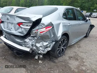 2018 Toyota Camry LE z VIN 4T1B11HK3JU129549, wystawiony jako IAAI lot #42159243 z przebiegiem 76 299 mil mil oraz . Historia ofert i sprzedaży dostępna na DreamBid. Obrazek 4.