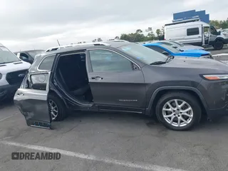 2017 Jeep Cherokee Latitude z VIN 1C4PJLCB6HW668128, wystawiony jako IAAI lot #42825498 z przebiegiem 110 951 mil mil oraz . Historia ofert i sprzedaży dostępna na DreamBid. Obrazek 14.