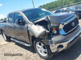 2008 Toyota Tundra z VIN 5TFBV54158X067111, wystawiony jako IAAI lot #42323627 z przebiegiem 157 535 mil mil oraz . Historia ofert i sprzedaży dostępna na DreamBid. Obrazek 1.