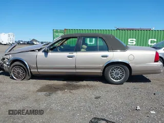 1998 Mercury Grand Marquis GS z VIN 2MEFM74W3WX668888, wystawiony jako IAAI lot #42042350 z przebiegiem 113 702 mil mil oraz . Historia ofert i sprzedaży dostępna na DreamBid. Obrazek 15.