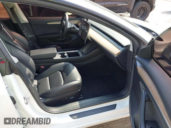 2021 Tesla Model 3 Standard Range Plus z VIN 5YJ3E1EA9MF027985, wystawiony jako IAAI lot #42045254 z przebiegiem 42 353 mil mil oraz . Historia ofert i sprzedaży dostępna na DreamBid. Obrazek 5.