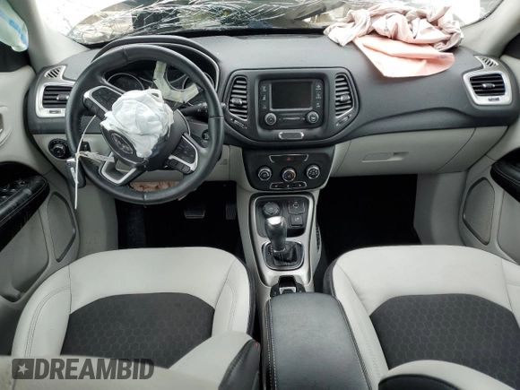 2018 Jeep Compass Latitude z VIN 3C4NJDBB6JT282965, wystawiony jako Copart lot #59621735 z przebiegiem Nie podano mil oraz Szkoda całkowita • Salvage title. Historia ofert i sprzedaży dostępna na DreamBid. Obrazek 8.
