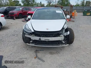 2019 Tesla Model 3 Mid Range z VIN 5YJ3E1EA5KF466517, wystawiony jako IAAI lot #40296116 z przebiegiem 66 509 mil mil oraz . Historia ofert i sprzedaży dostępna na DreamBid. Obrazek 13.