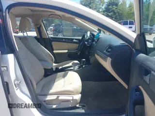 2015 Volkswagen Jetta SE z VIN 3VWD17AJ5FM233468, wystawiony jako IAAI lot #42366037 z przebiegiem 301 992 mil mil oraz . Historia ofert i sprzedaży dostępna na DreamBid. Obrazek 5.