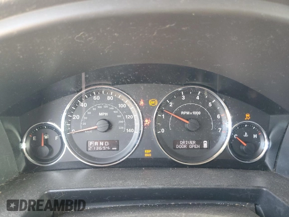 2010 Jeep Commander Sport z VIN 1J4RG4GK0AC156826, wystawiony jako Copart lot #50707345 z przebiegiem 213 694 mil mil oraz Szkoda całkowita • Salvage title. Historia ofert i sprzedaży dostępna na DreamBid. Obrazek 9.