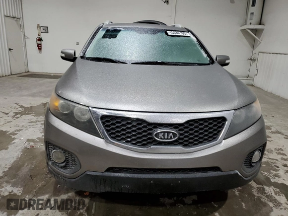 2012 Kia Sorento LX z VIN 5XYKT4A63CG241446, wystawiony jako Copart lot #45536195 z przebiegiem 177 209 mil mil oraz Szkoda całkowita • Salvage title. Historia ofert i sprzedaży dostępna na DreamBid. Obrazek 5.