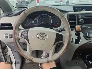 2012 Toyota Sienna XLE AAS z VIN 5TDYK3DC1CS216301, wystawiony jako IAAI lot #42552568 z przebiegiem 166 910 mil mil oraz . Historia ofert i sprzedaży dostępna na DreamBid. Obrazek 1.