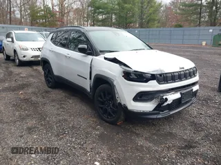 2022 Jeep Compass Latitude with VIN 3C4NJDBB5NT184919, listed as a IAAI auction lot 41044815 with 17,654 mi miles and . Bid and sale history available at carsss.com. Image 1.
