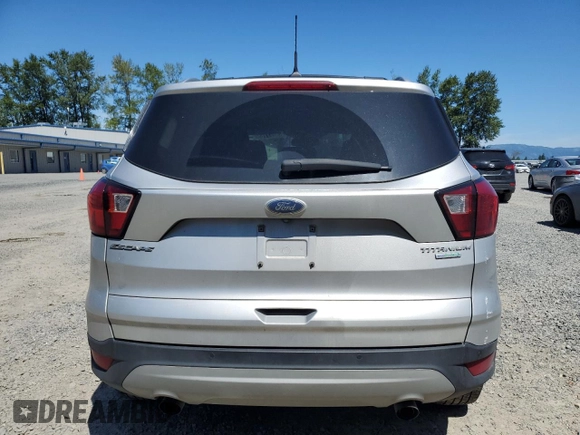 2019 Ford Escape Titanium z VIN 1FMCU0J92KUB62184, wystawiony jako Copart lot #63027765 z przebiegiem 136 005 mil mil oraz Czysty tytuł • Clean title. Historia ofert i sprzedaży dostępna na DreamBid. Obrazek 6.
