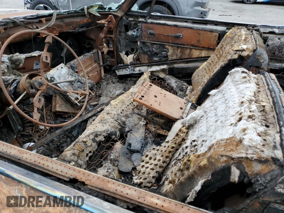 1968 Cadillac DeVille z VIN F8232777, wystawiony jako Copart lot #64820655 z przebiegiem Nie podano mil oraz Nie do naprawy • Non repairable. Historia ofert i sprzedaży dostępna na DreamBid. Obrazek 7.
