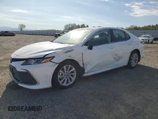2024 Toyota Camry LE z VIN 4T1C11AK1RU257623, wystawiony jako Copart lot #50471135 z przebiegiem 8055 mil mil oraz Szkody całkowita. Historia ofert i sprzedaży dostępna na DreamBid. Obrazek 1.