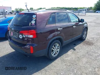 2015 Kia Sorento LX z VIN 5XYKTCA60FG638823, wystawiony jako IAAI lot #42277546 z przebiegiem 147 444 mil mil oraz . Historia ofert i sprzedaży dostępna na DreamBid. Obrazek 4.