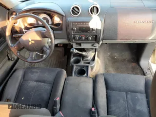 2008 Mitsubishi Raider LS z VIN 1Z7HC22KX8S609878, wystawiony jako Copart lot #85869764 z przebiegiem 163 672 mil mil oraz Szkoda całkowita • Salvage title. Historia ofert i sprzedaży dostępna na DreamBid. Obrazek 8.