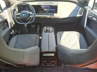 2025 BMW iX xDrive50 z VIN WB523CF07SCS14148, wystawiony jako Copart lot #56604525 z przebiegiem 15 821 mil mil oraz Tytuł czysty. Historia ofert i sprzedaży dostępna na DreamBid. Obrazek 8.