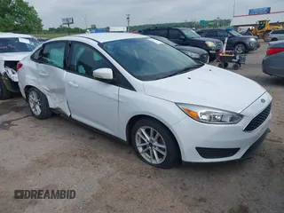 2015 Ford Focus SE z VIN 1FADP3F22FL376042, wystawiony jako IAAI lot #42283236 z przebiegiem 76 675 mil mil oraz . Historia ofert i sprzedaży dostępna na DreamBid. Obrazek 1.