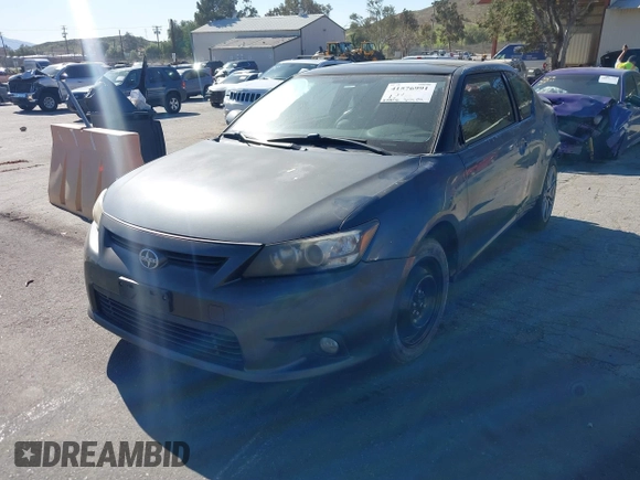 2011 Scion tC z VIN JTKJF5C78B3008169, wystawiony jako IAAI lot #41576991 z przebiegiem 145 030 mil mil oraz . Historia ofert i sprzedaży dostępna na DreamBid. Obrazek 2.