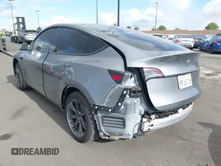 2024 Tesla Model Y z VIN 7SAYGDED7RF197638, wystawiony jako IAAI lot #42246267 z przebiegiem 8 757 mil mil oraz . Historia ofert i sprzedaży dostępna na DreamBid. Obrazek 15.
