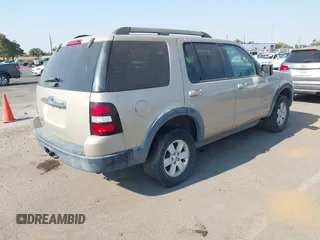 2007 Ford Explorer XLT z VIN 1FMEU63E97UA35137, wystawiony jako IAAI lot #42690035 z przebiegiem 199 962 mil mil oraz . Historia ofert i sprzedaży dostępna na DreamBid. Obrazek 4.