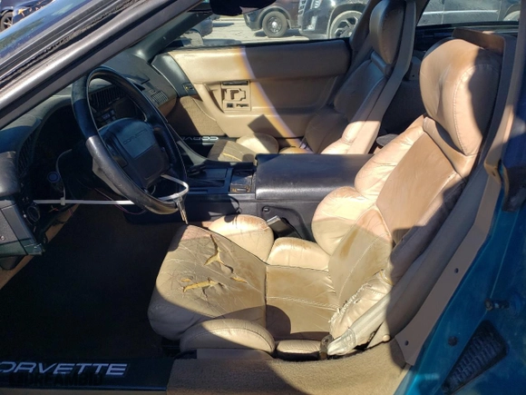 1992 Chevrolet Corvette with VIN 1G1YY23P7N5102219, listed as a Copart auction lot 88132865 with 123,338 mi miles and Salvage Title. Bid and sale history available at carsss.com. Image 7.