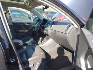 2017 Volkswagen Tiguan Wolfsburg Edition z VIN WVGSV7AXXHK007144, wystawiony jako IAAI lot #41810979 z przebiegiem 125 363 mil mil oraz . Historia ofert i sprzedaży dostępna na DreamBid. Obrazek 5.