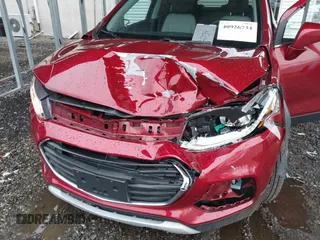 2019 Chevrolet Trax LT with VIN 3GNCJPSB2KL175848, listed as a IAAI auction lot 40926734 with 68,400 mi miles. Bid and sale history available at carsss.com. Image 6.