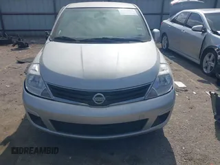 2008 Nissan Versa S z VIN 3N1BC11E68L405992, wystawiony jako IAAI lot #42060826 z przebiegiem 142 956 mil mil oraz . Historia ofert i sprzedaży dostępna na DreamBid. Obrazek 12.
