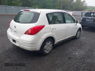 2008 Nissan Versa S z VIN 3N1BC13E08L413373, wystawiony jako IAAI lot #42475450 z przebiegiem 150 955 mil mil oraz . Historia ofert i sprzedaży dostępna na DreamBid. Obrazek 4.