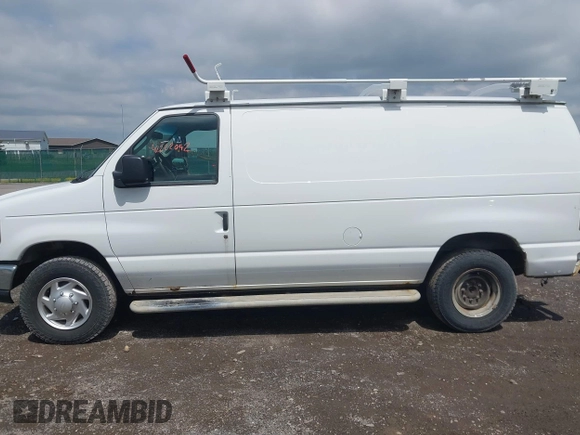 2014 Ford Econoline Cargo Commercial z VIN 1FTNE2EW8EDA43498, wystawiony jako IAAI lot #42222092 z przebiegiem 145 528 mil mil oraz . Historia ofert i sprzedaży dostępna na DreamBid. Obrazek 14.