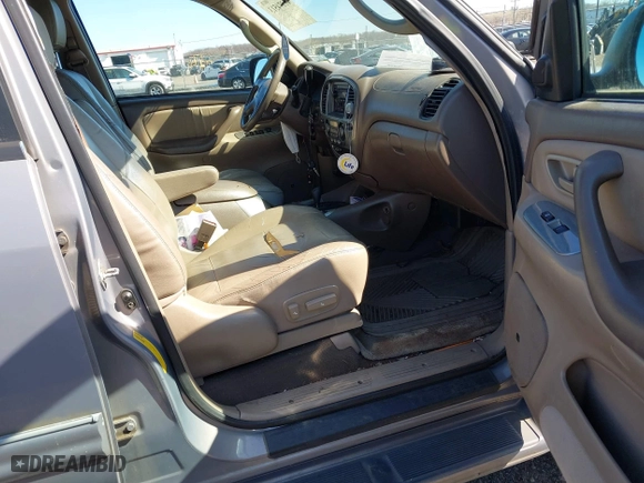2001 Toyota Sequoia Limited with VIN 5TDBT48A21S027820, listed as a IAAI auction lot 41874513 with 237,717 mi miles. Bid and sale history available at carsss.com. Image 5.