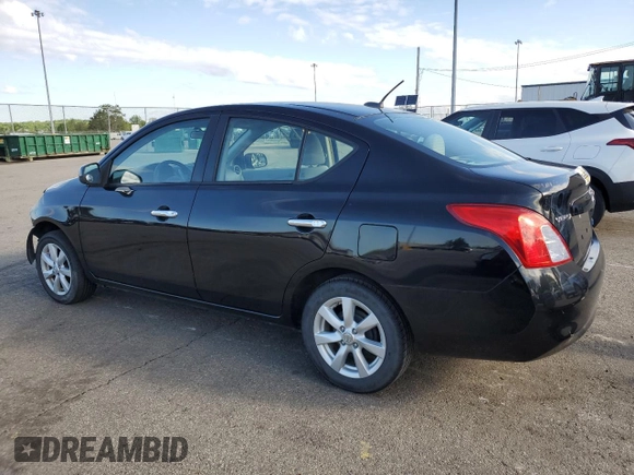 2012 Nissan Versa SV z VIN 3N1CN7APXCL939881, wystawiony jako Copart lot #58373915 z przebiegiem 82 970 mil mil oraz Szkoda całkowita • Salvage title. Historia ofert i sprzedaży dostępna na DreamBid. Obrazek 2.