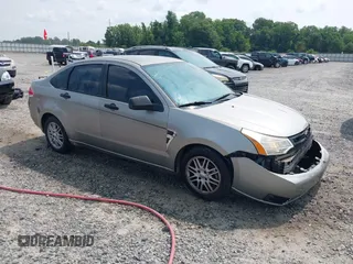 2008 Ford Focus SE z VIN 1FAHP35N28W279986, wystawiony jako IAAI lot #42399514 z przebiegiem 237 631 mil mil oraz . Historia ofert i sprzedaży dostępna na DreamBid. Obrazek 1.