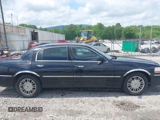 2008 Lincoln Town Car Limited z VIN 2LNHM82W68X659796, wystawiony jako IAAI lot #42105970 z przebiegiem 80 437 mil mil oraz . Historia ofert i sprzedaży dostępna na DreamBid. Obrazek 13.