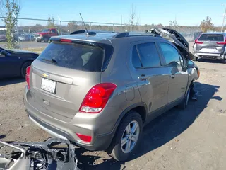 2021 Chevrolet Trax LT with VIN KL7CJPSB4MB339238, listed as a IAAI auction lot 40836414 with 32,920 mi miles. Bid and sale history available at carsss.com. Image 4.