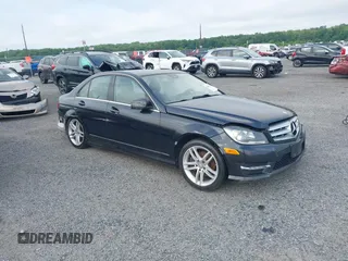 2012 Mercedes-Benz C 300 Sport z VIN WDDGF8BB1CA717117, wystawiony jako IAAI lot #42684049 z przebiegiem 184 128 mil mil oraz . Historia ofert i sprzedaży dostępna na DreamBid. Obrazek 1.