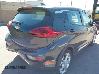 2020 Chevrolet Bolt EV LT z VIN 1G1FY6S05L4135290, wystawiony jako IAAI lot #41598059 z przebiegiem 46 938 mil mil oraz . Historia ofert i sprzedaży dostępna na DreamBid. Obrazek 4.