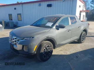2024 Hyundai Santa Cruz SE z VIN 5NTJADAE5RH088273, wystawiony jako IAAI lot #41563660 z przebiegiem 14 873 mil mil oraz . Historia ofert i sprzedaży dostępna na DreamBid. Obrazek 2.